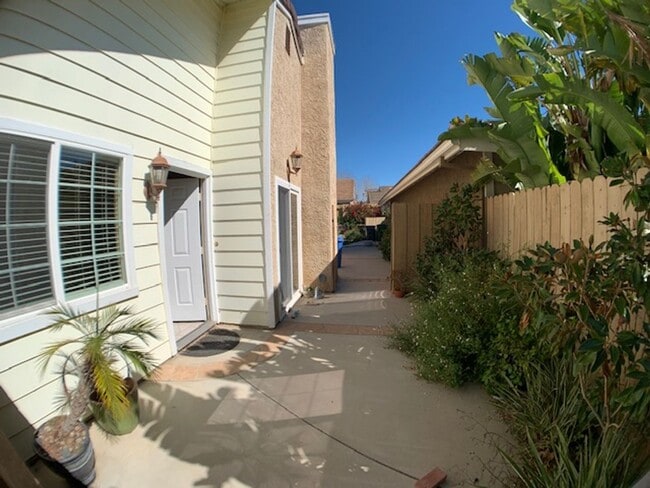Building Photo - Moorpark 3 Bedroom Single Story with Private Backyard
