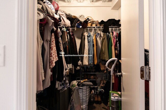 Building Photo - Massive Condo Quality 2 Bed / 2.5 Bath Duplex Down in Wrigleyville!