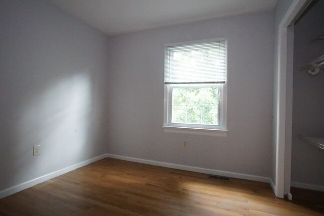 Building Photo - 3 bedroom / 2 1/2 Bath.  Close to Campus. ...