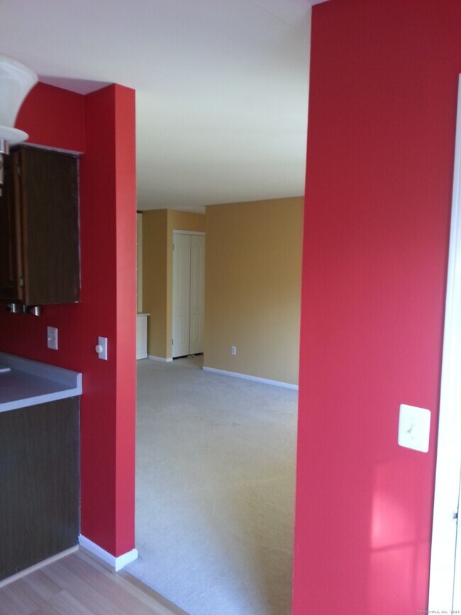 Building Photo - 8 Rollingwood Dr