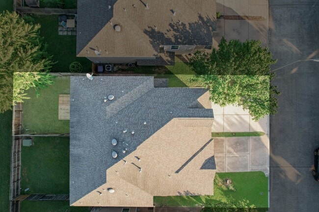 Building Photo - 17230 Oakwood Chase Dr