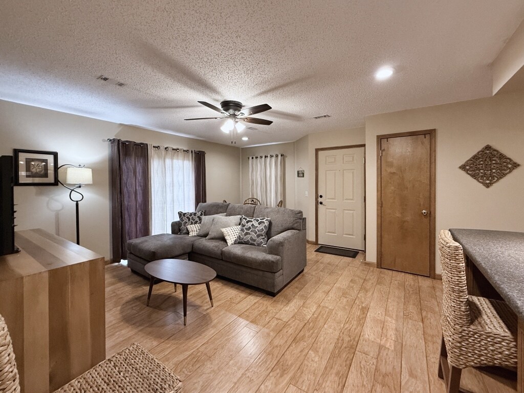 Building Photo - 1516 Meadowhill Dr