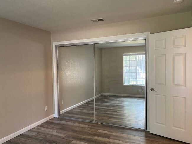 Building Photo - 2 Bedroom 2 Bathroom Condo Close to Freeway, Schools & Shopping