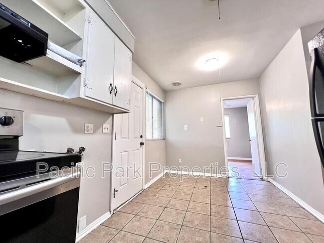 Building Photo - 3312 Little John Dr