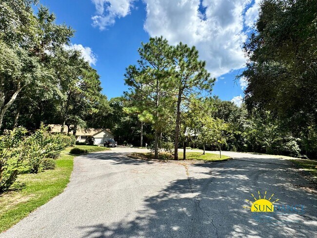 Building Photo - Stunning South Crestview Home with many Custom Details!