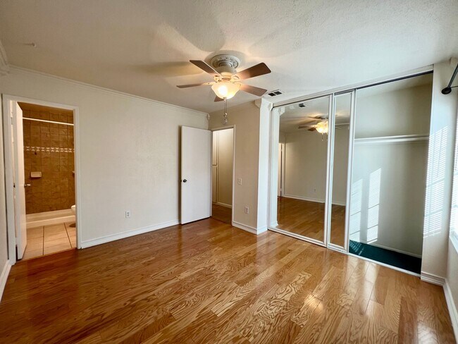 Building Photo - Beautiful 5 BD/2BA w/ Attached Garage & Sw...