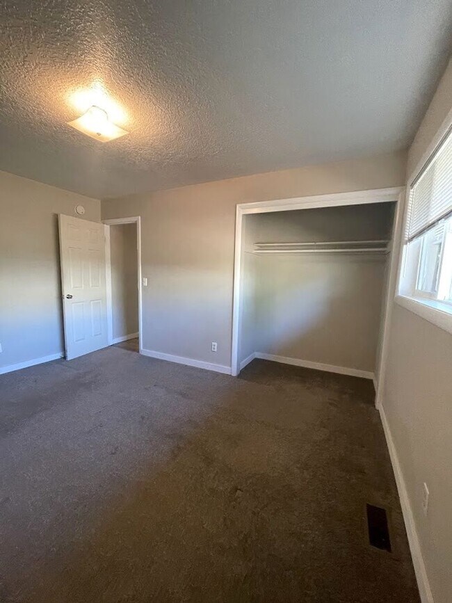 Building Photo - Large 2 Bed, 1 Bath Duplex Apartment with ...