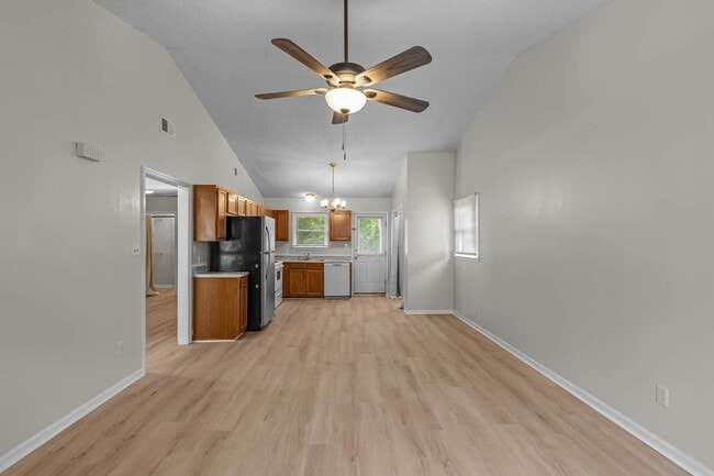 Building Photo - Newly renovated 2 bedroom 1 bathroom duplex