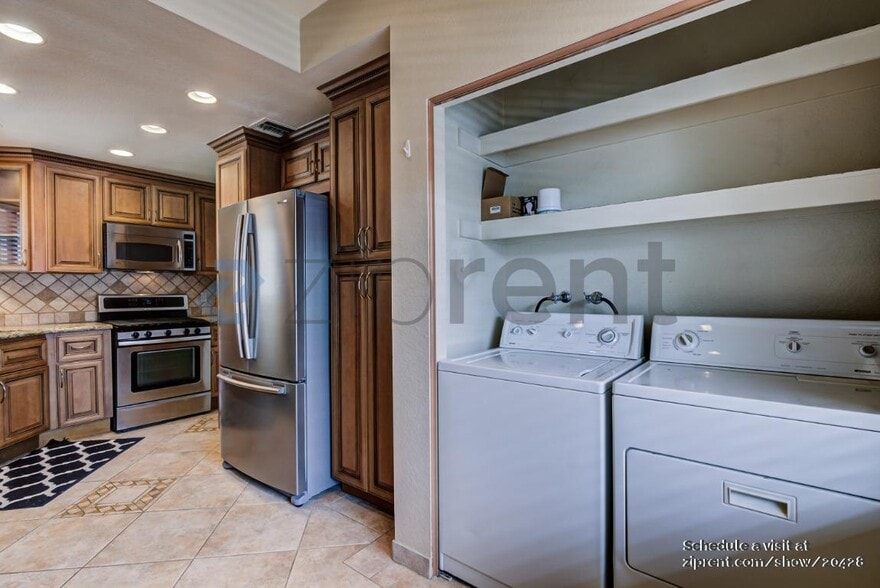 Building Photo - Unit 204