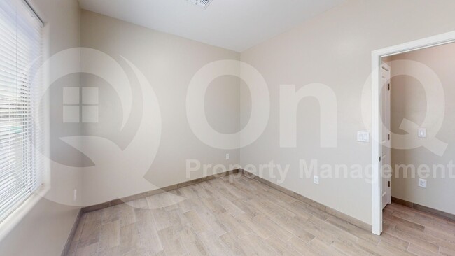 Building Photo - 442 E Wilcox Dr