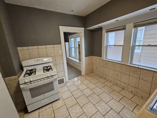 Building Photo - 440 E 115th St