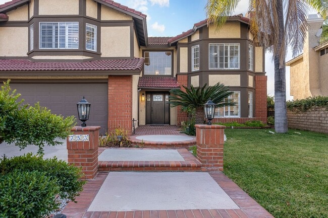 Building Photo - Fully furnished Canyon View 5 Bed Single Family