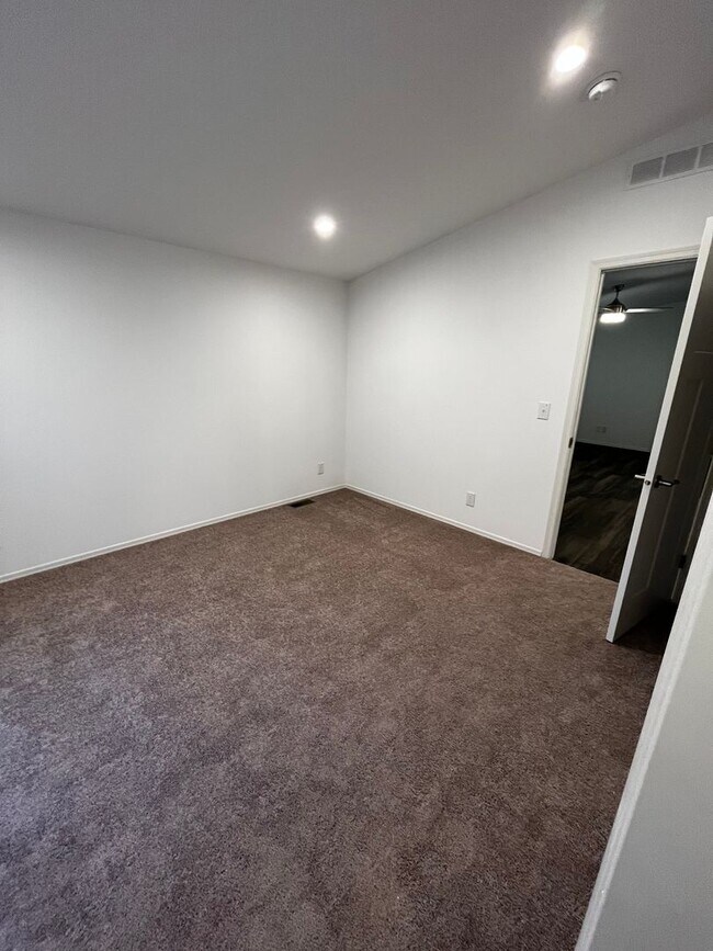 Building Photo - Beautifully Kept Newly Constructed Manufactured Home 3bed/2bath