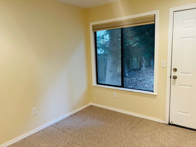 Building Photo - Charming Rambler 3-Bed/2-Bath Available Now!