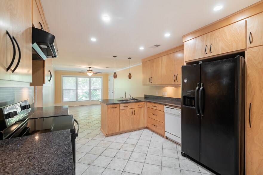 Kitchen - 424 Howle Ave