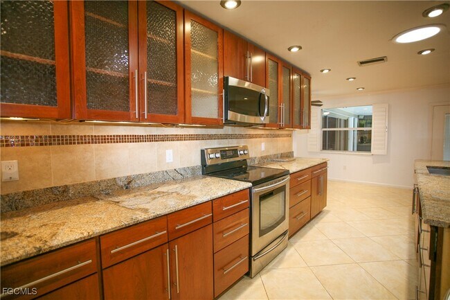 Building Photo - 1525 Covington Cir E