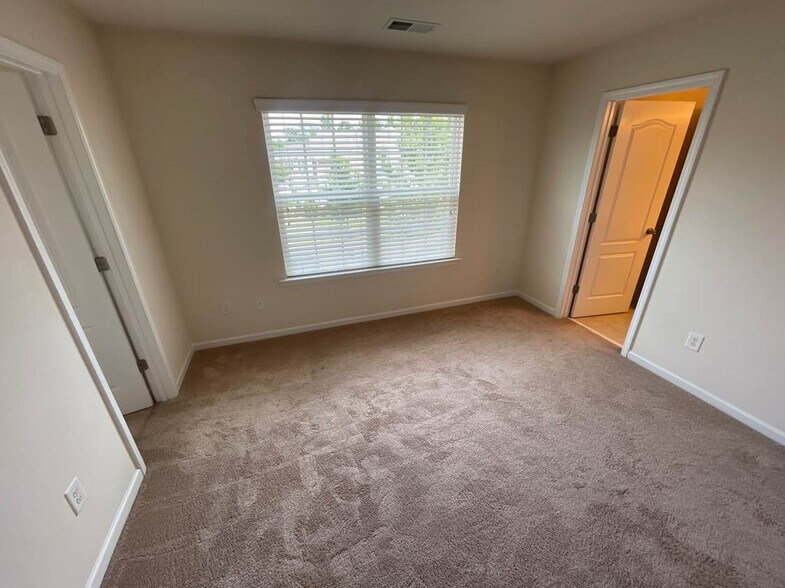 Building Photo - Room in House on Agnew Dr