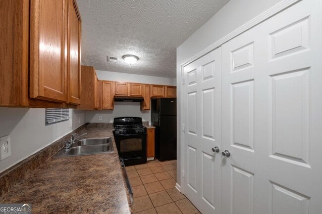 Building Photo - 614 Waynes Ct SE