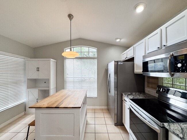 Building Photo - Beautifully upgraded 3/2 with double car garage!