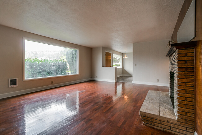 Building Photo - 3-Bedroom, 1-Bath duplex In Eugene South H...