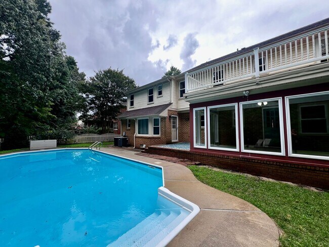 Building Photo - Large 6 bedroom home with Pool in Virginia Beach
