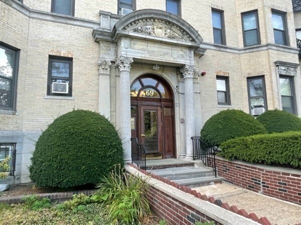 Building Photo - 69 Park Dr