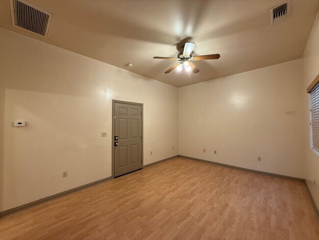 Building Photo - 522 Center St