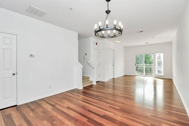 Building Photo - Spacious 2BD/2.5BA Condo in NODA!