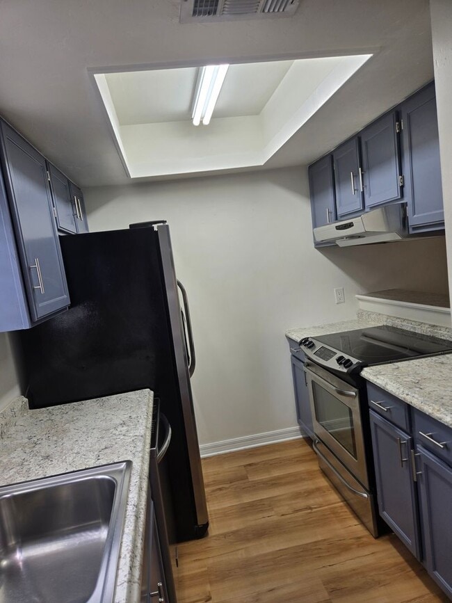 Building Photo - Spacious 2-bedroom, 1.5-bath end-unit townhouse in Carriage House