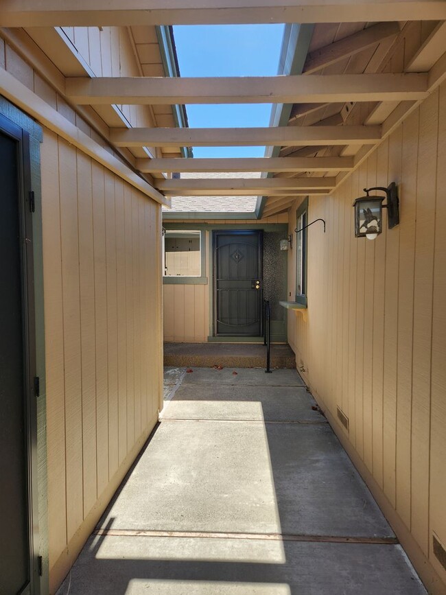 Building Photo - Very nice 2 Bd, 2 Bath Triplex w/yard in OAKMONT - Oakmont is a senior community.