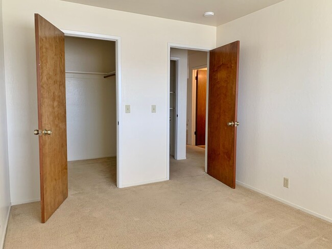 Building Photo - 1640 Clearview Dr