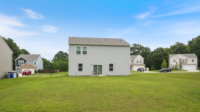 Building Photo - 4 bedroom 2.5 bathroom Single Family Home