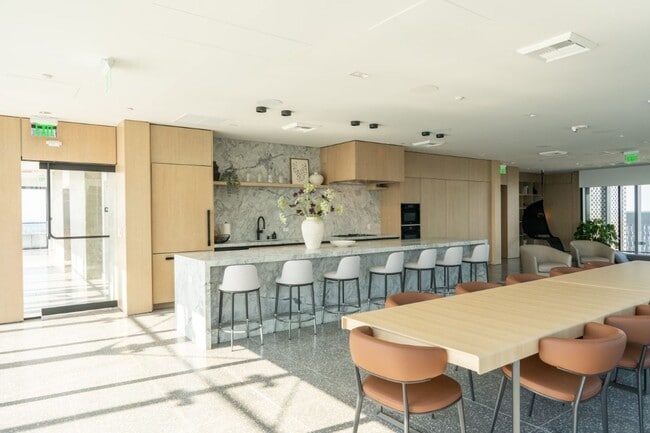 Building Photo - 2Bd/2Ba Seattle Condo
