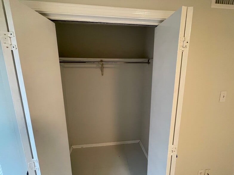 Building Photo - 390 Guzzardo Ln