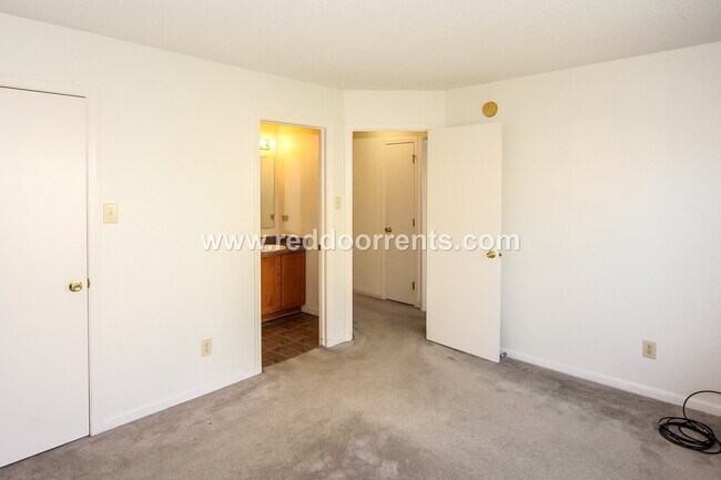 Building Photo - West side Indy, Cute 2 Bed, 2 Bath Home w/...