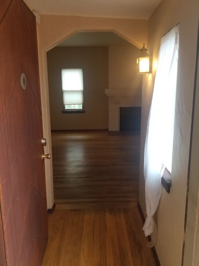 Building Photo - Occupied, do not disturb tenants. Barge-Chestnut Historic District Craftsman 2br 2ba home, with a...