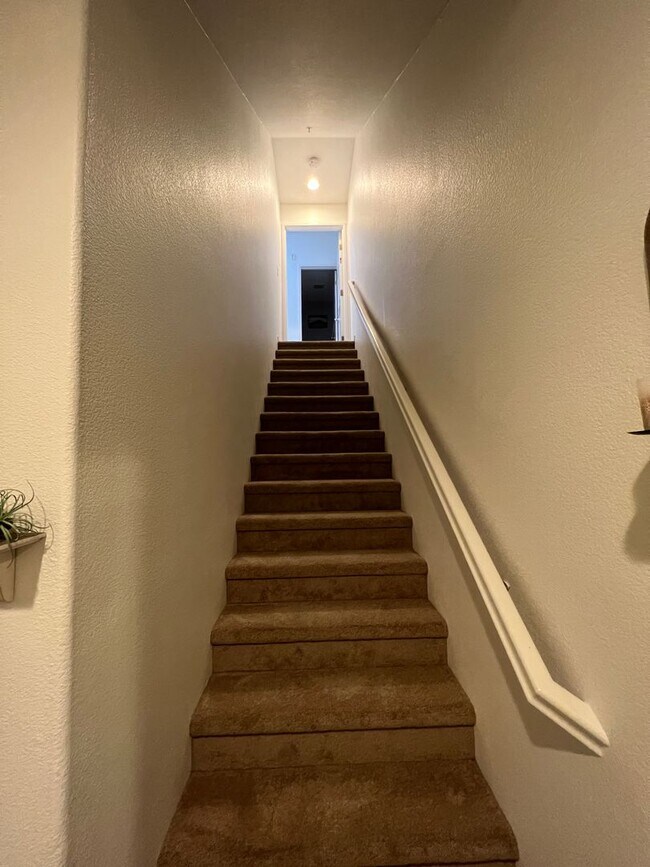 Building Photo - Gorgeous Townhome near Downtown Ventura & Beaches