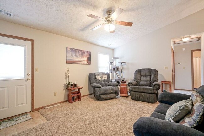 Building Photo - South side 3 Bedroom, 2 Bath Home, w/ 2 car attached garage