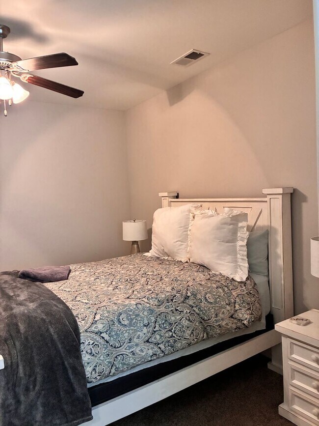 Building Photo - 4 bed 4.5 bath unit in West End neighborhood!