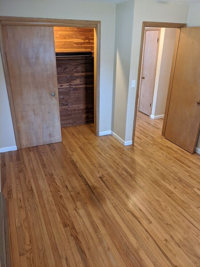 Building Photo - 1807 Lynwood Dr