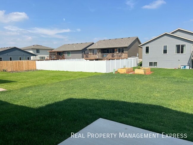 Building Photo - 3 Bedroom 2.5 Bathroom Townhome