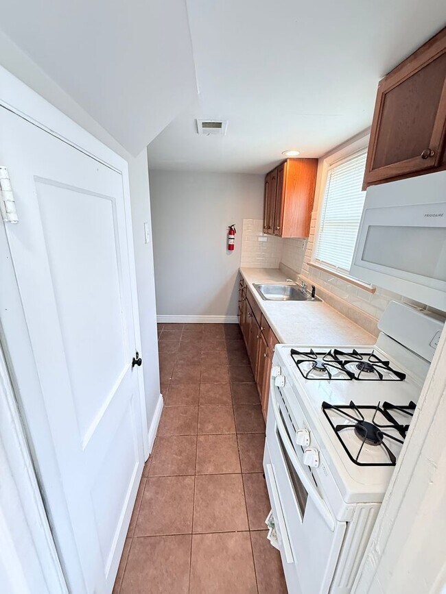 Building Photo - 4 Bed, 1 Bath Row home - Section 8 Approved