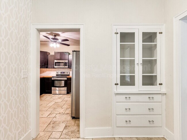 Building Photo - 2005 NW 18th St