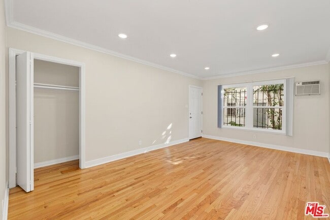 Building Photo - 827 N Alta Vista Blvd