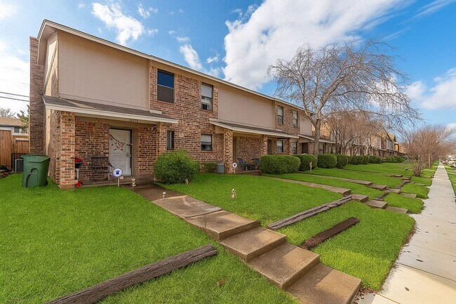 Building Photo - Charming 2-Bedroom Brick Home with Spaciou...