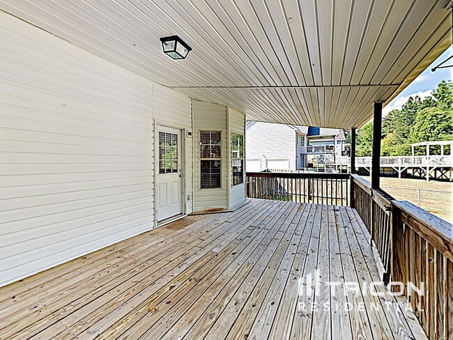 Building Photo - 180 Iris Glen Dallas GA