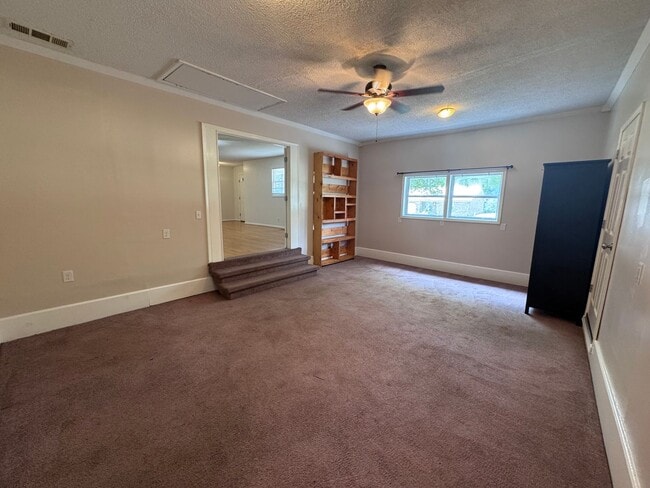 Building Photo - 1709 Oak Hill Dr S