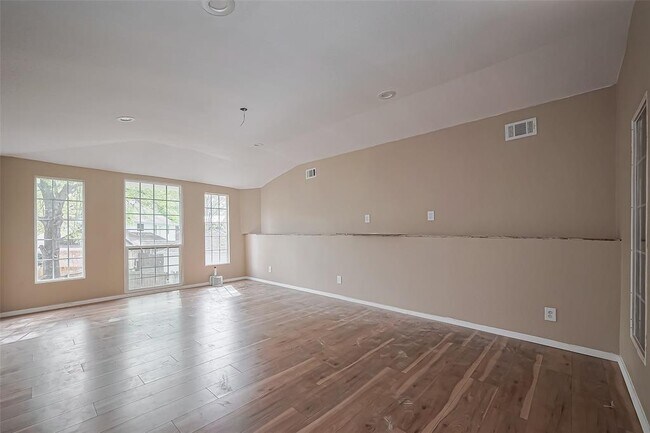 Building Photo - 811 Loire Ln