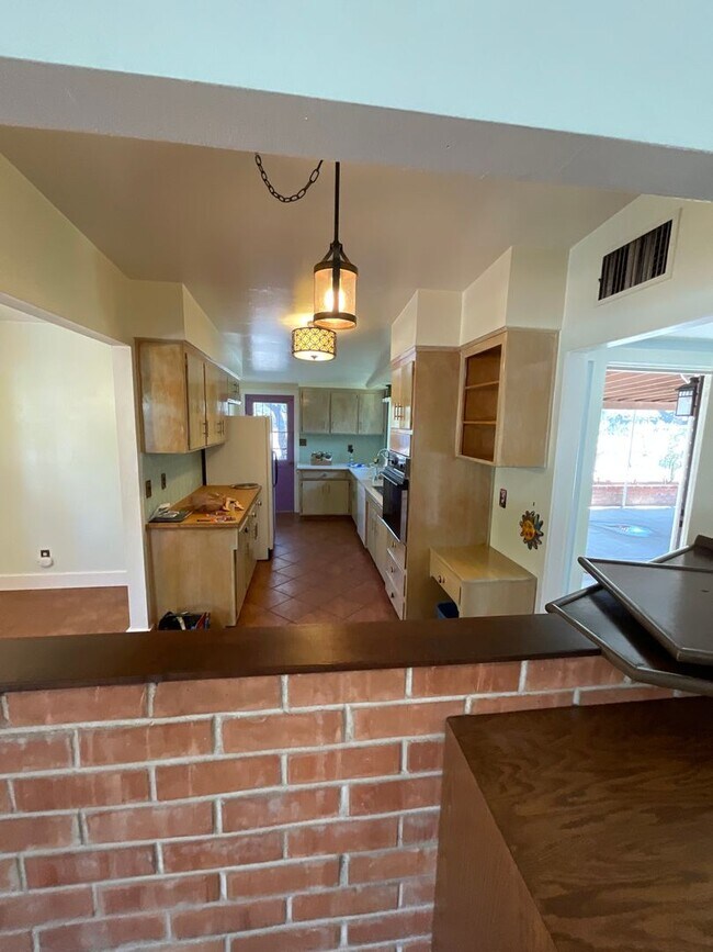 Building Photo - Eastside home with privacy on cul-de-sac