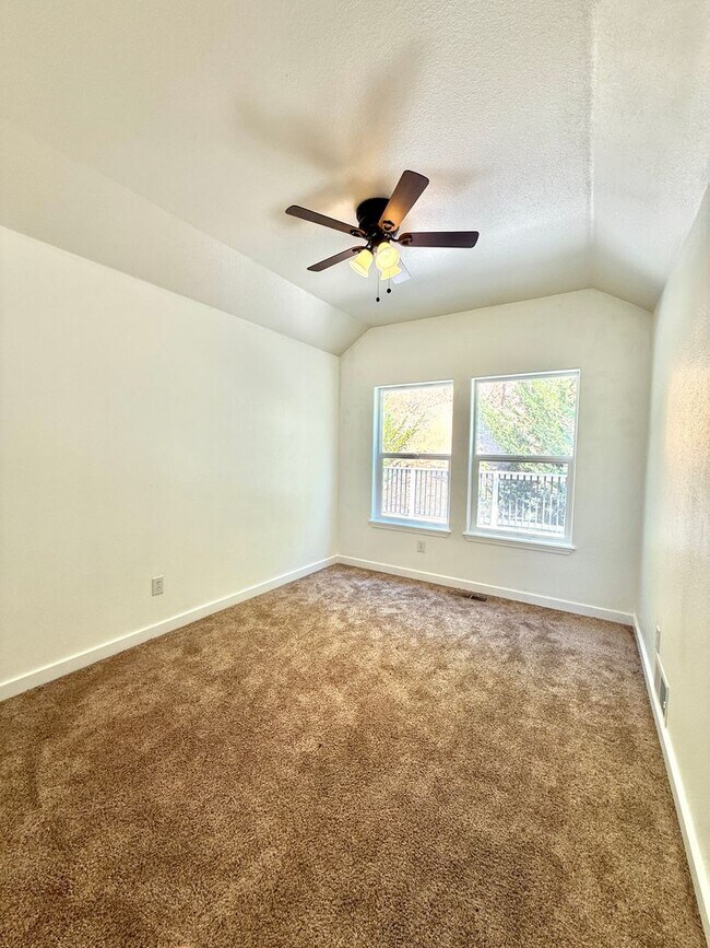 Building Photo - 901 Manzanita Dr